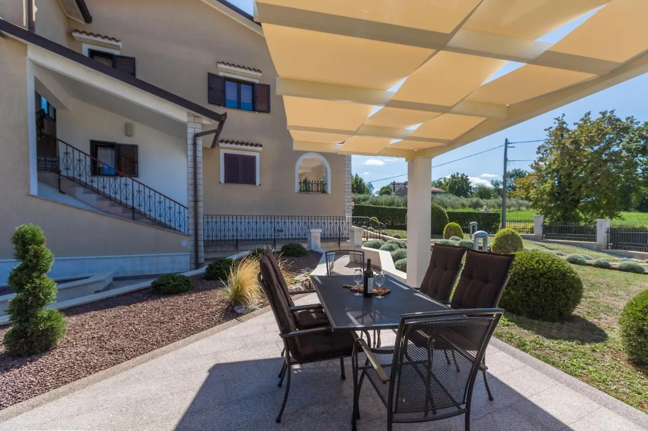 Apartment Mihael With Pool And Beautiful Garden Vižinada Croatie